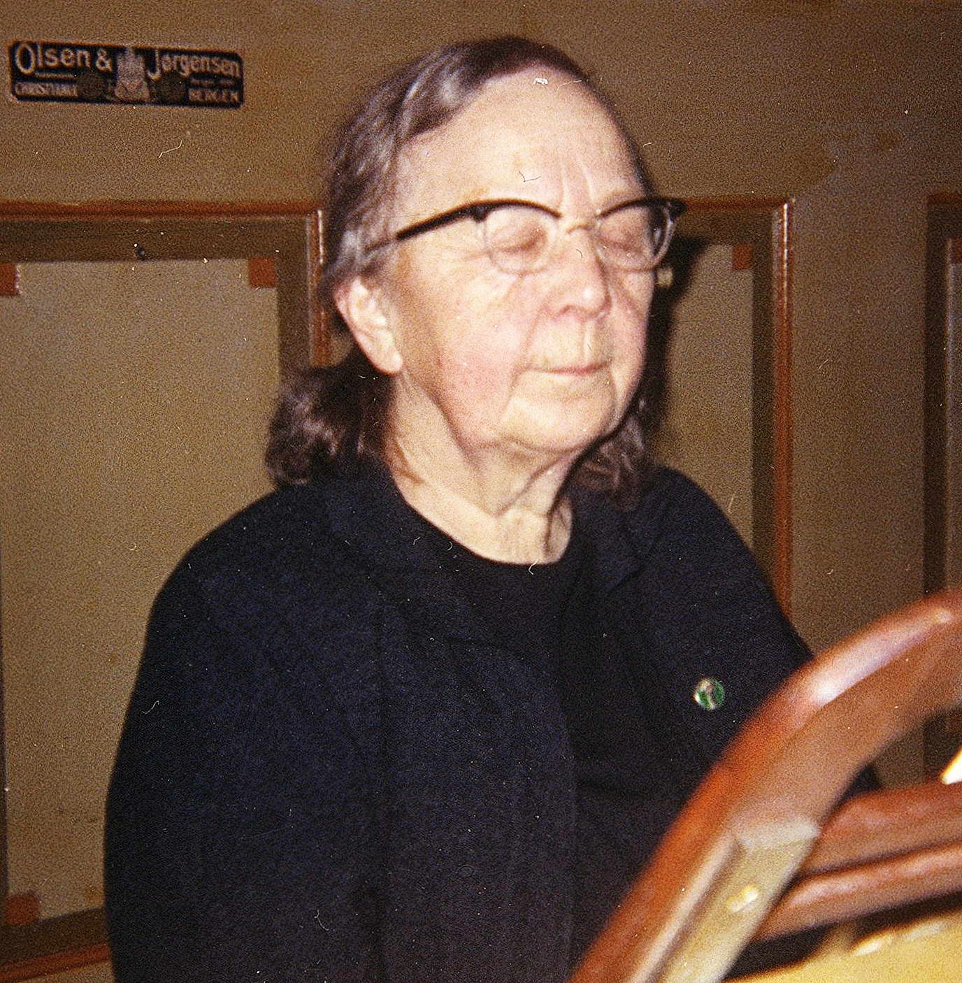 Gyda Evensen på krakken. Ho gjorde teneste i 52 år. Privat foto