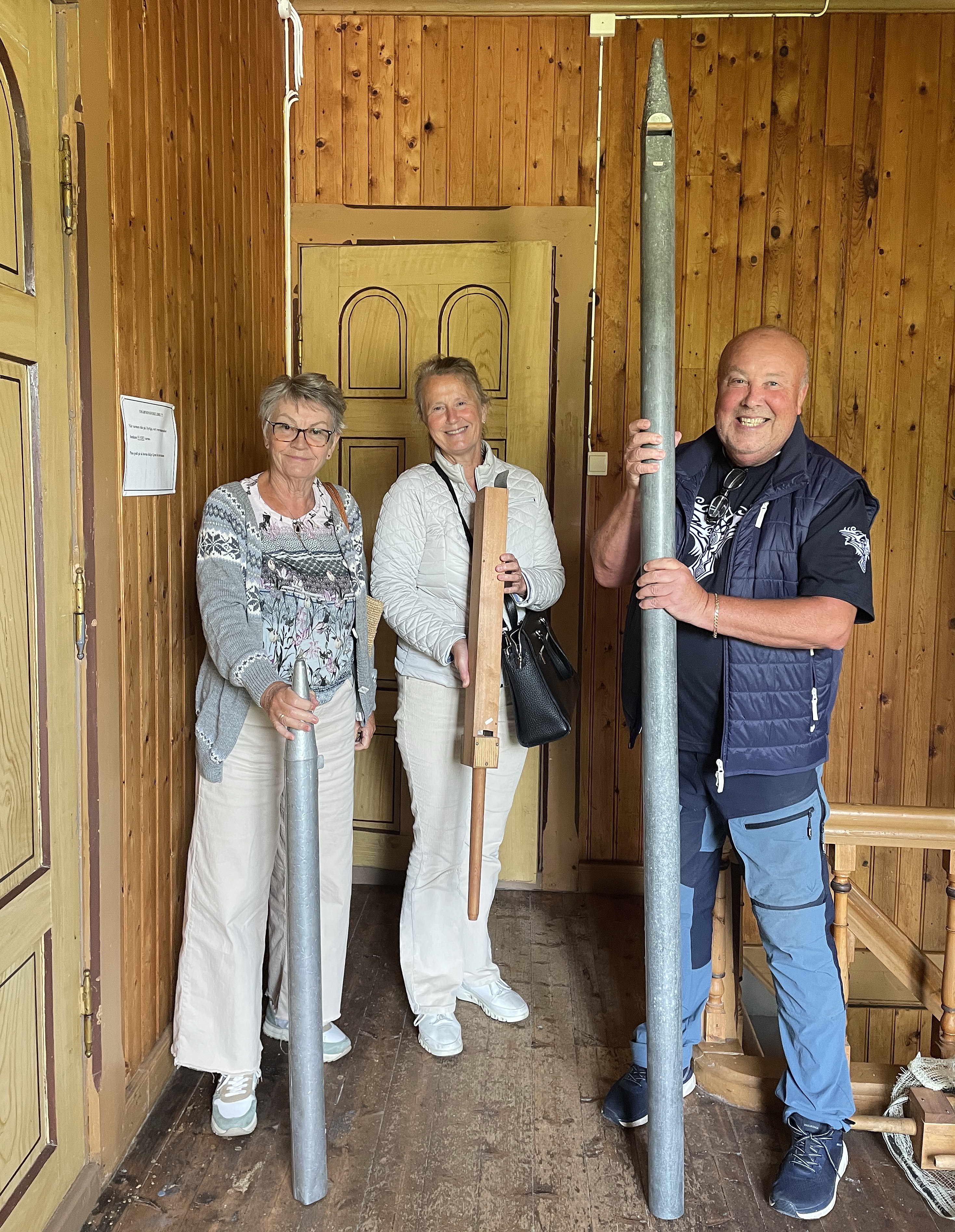 Pipeverket eksisterer. Her er Rannveig, Oddveig og Jens med tre av dei rundt 700 pipene. Foto Bernt Bøe